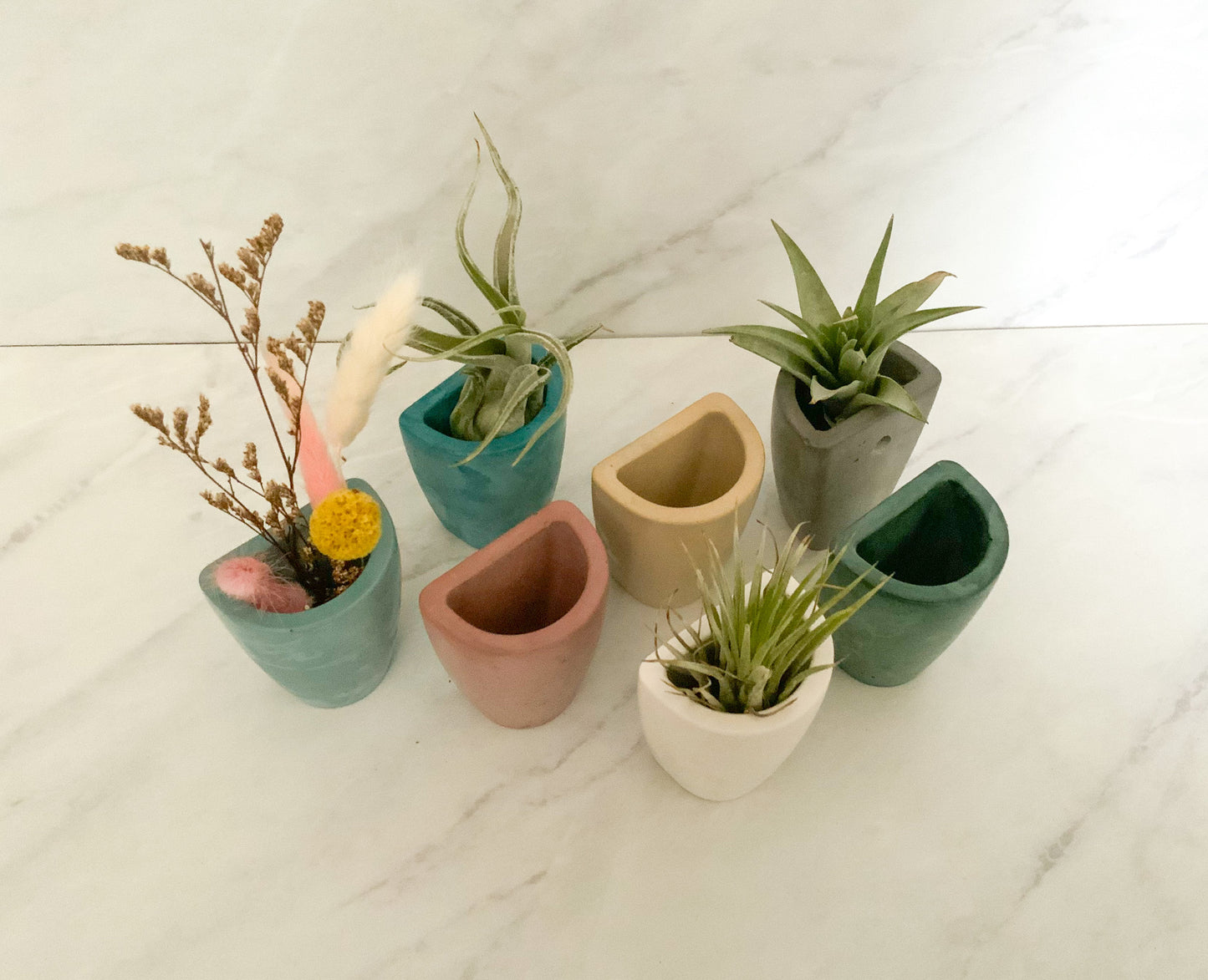 Small Concrete Wall Planter – Minimalist Hanging vase for Air Plants & Dried Flowers