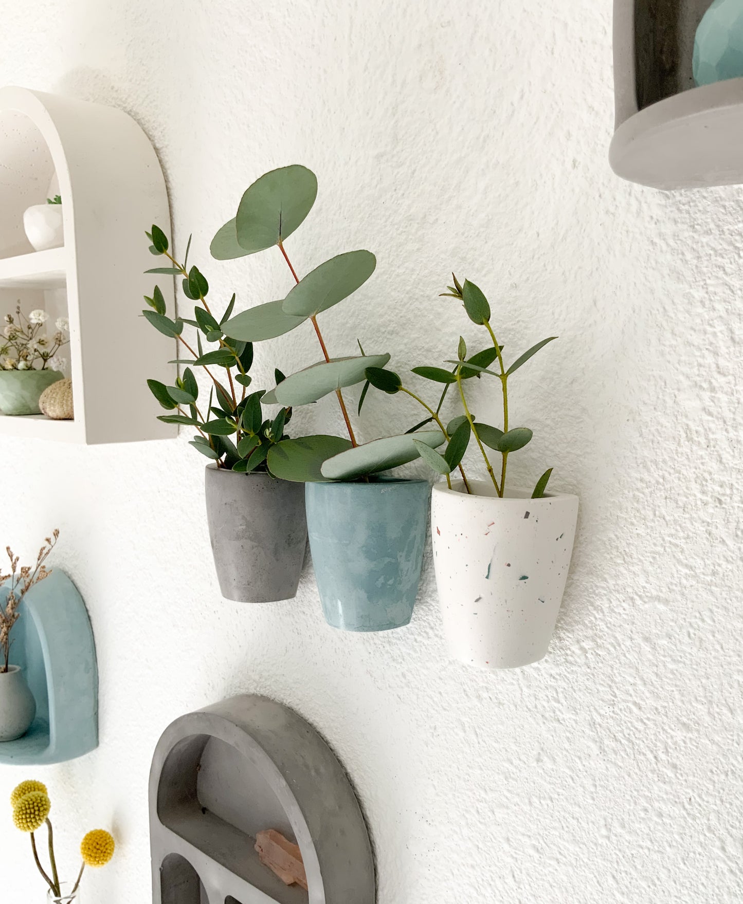 Small Concrete Wall Planter – Minimalist Hanging vase for Air Plants & Dried Flowers