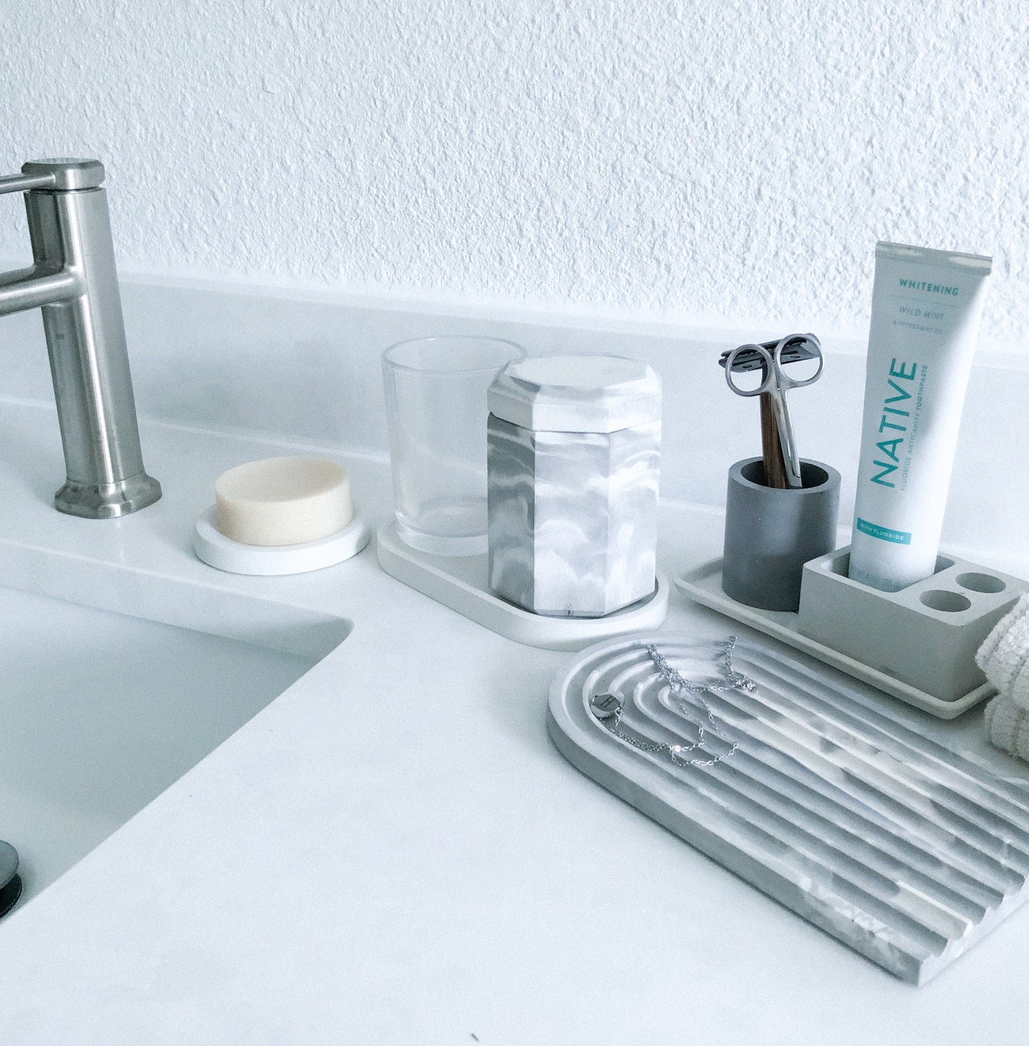 Minimalist Arch Concrete Tray: Nordic-Inspired Catchall for Modern Home Decor