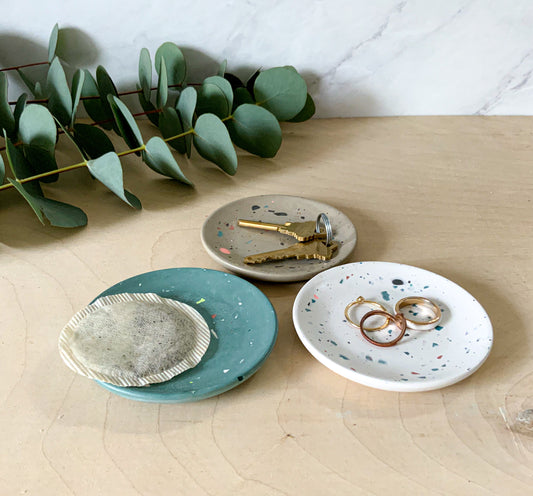 Handmade Terrazzo Concrete Ring Dish – Minimalist Jewelry Tray, Teabag Rest, Modern Catchall Plate, Small Vanity Decor