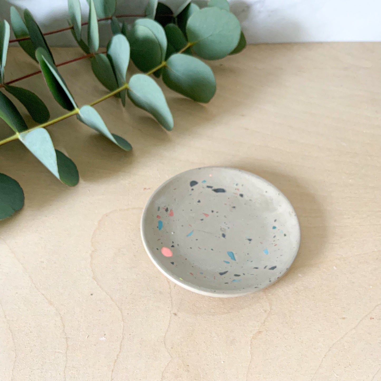Handmade Terrazzo Concrete Ring Dish – Minimalist Jewelry Tray, Teabag Rest, Modern Catchall Plate, Small Vanity Decor