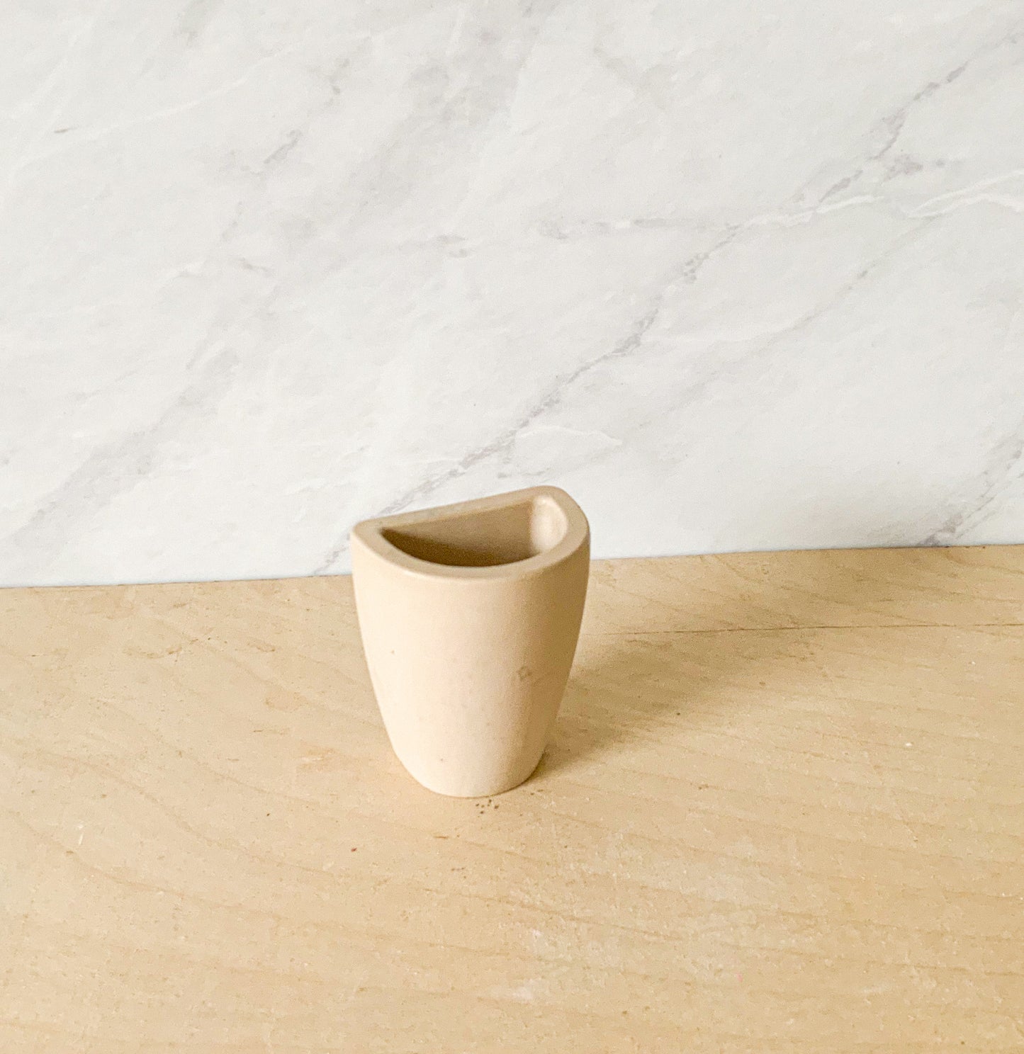 Small Concrete Wall Planter – Minimalist Hanging vase for Air Plants & Dried Flowers