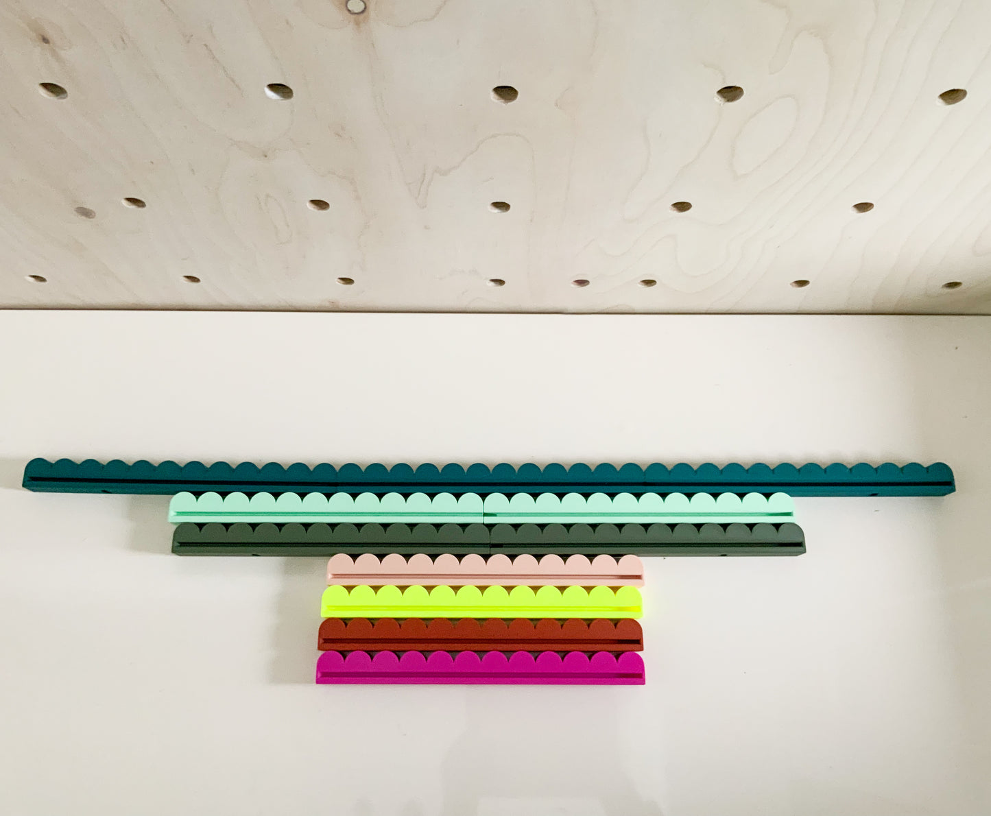 Fluted Picture Ledge - Scalloped 3D Printed Wall Shelf - Modular Interlocking Gallery Rail for Modern Home Decor