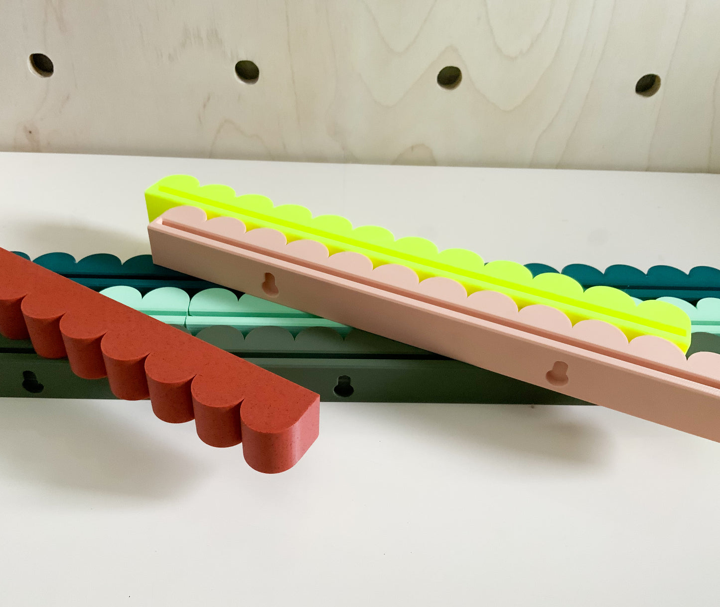 Fluted Picture Ledge - Scalloped 3D Printed Wall Shelf - Modular Interlocking Gallery Rail for Modern Home Decor