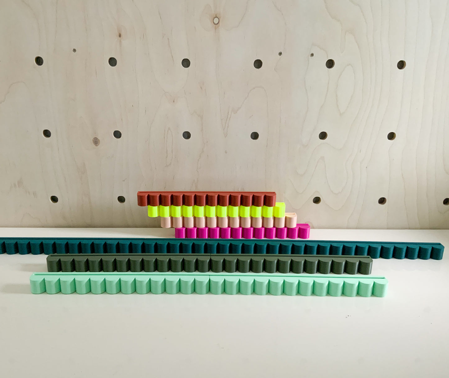 Fluted Picture Ledge - Scalloped 3D Printed Wall Shelf - Modular Interlocking Gallery Rail for Modern Home Decor