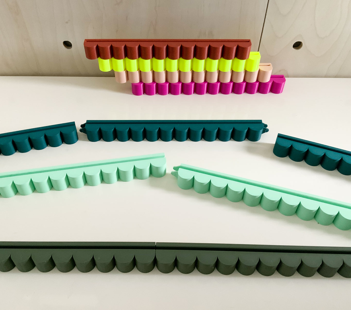 Fluted Picture Ledge - Scalloped 3D Printed Wall Shelf - Modular Interlocking Gallery Rail for Modern Home Decor