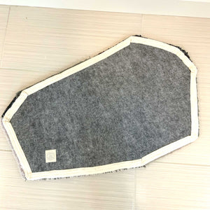 Hand tufted geometric rock accent rug, 70% wool and 30% acrylic