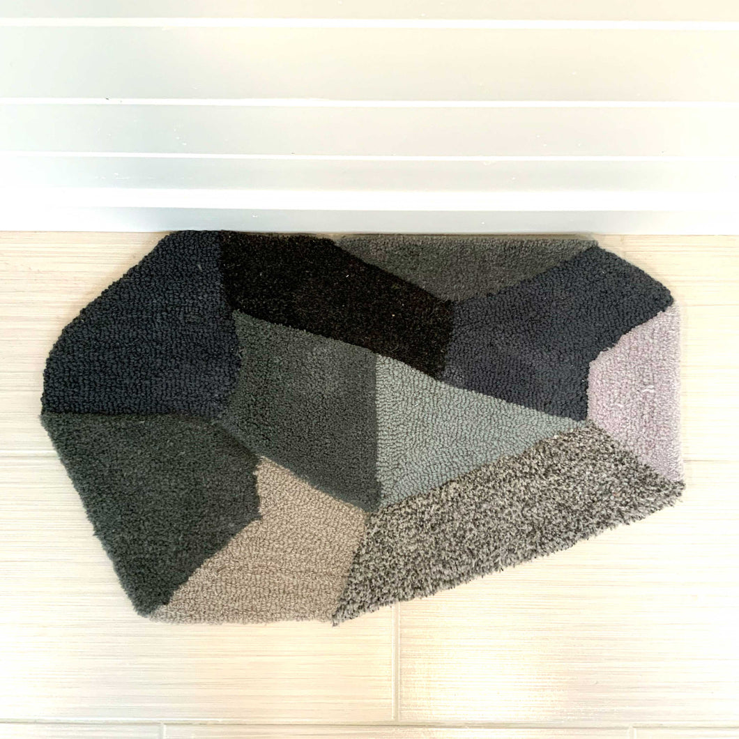 Hand tufted geometric rock accent rug, 70% wool and 30% acrylic
